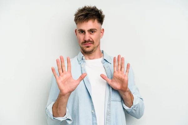 Mladý Běloch Izolovaný Bílém Pozadí Odmítá Někoho Kdo Projevuje Znechucení — Stock fotografie