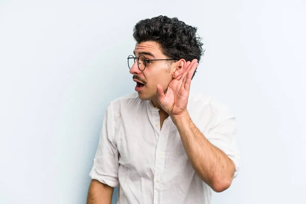 Joven Hombre Caucásico Aislado Sobre Fondo Azul Tratando Escuchar Chisme — Foto de Stock