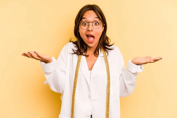 Junge Ernährungsberaterin Hispanische Frau Isoliert Auf Gelbem Hintergrund Erhalten Eine — Stockfoto