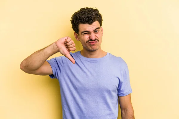 Jovem Caucasiano Isolado Fundo Amarelo Mostrando Polegar Para Baixo Conceito — Fotografia de Stock