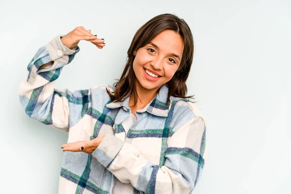 Junge Hispanische Frau Auf Blauem Hintergrund Isoliert Zwei Arme Verschränkt — Stockfoto