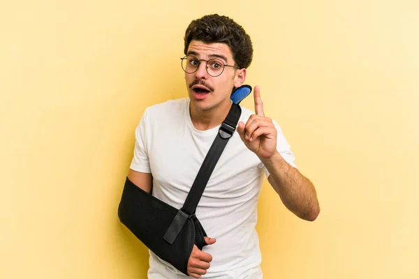 Young Caucasian Man Broke Hand Isolated Yellow Background Having Idea — Fotografia de Stock
