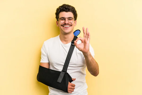 Young Caucasian Man Broke Hand Isolated Yellow Background Cheerful Confident — Stock Fotó