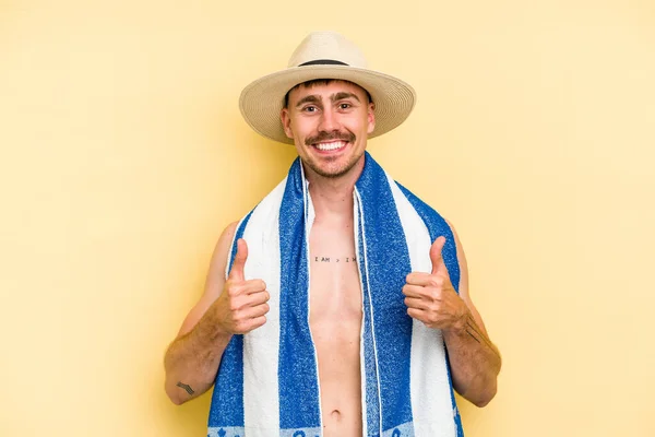 Young Caucasian Man Holding Towel Isolated Yellow Background — ストック写真