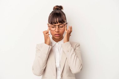 Beyaz arka planda izole edilmiş, başı ağrıyan, yüzünün önüne dokunan genç bir ırk kadını..