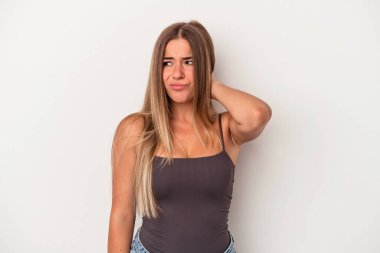 Beyaz arka planda izole edilmiş genç bir Rus kadın başının arkasına dokunuyor, düşünüyor ve bir seçim yapıyor..