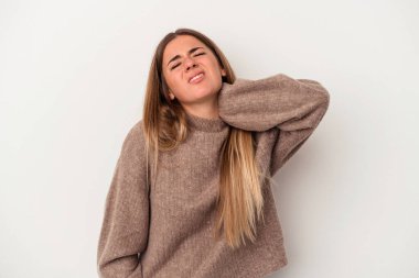 Beyaz arka planda, omuz ağrısı çeken genç bir Rus kadın..