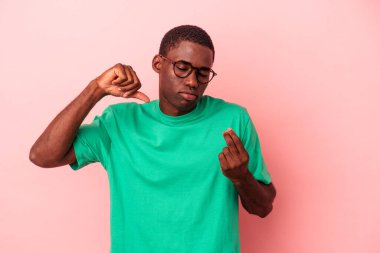 Pembe arka planda izole edilmiş genç Afro-Amerikalı adam, kadının hiç parası olmadığını gösteriyor..