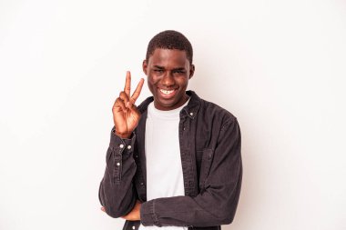 Genç Afrikalı Amerikalı adam beyaz arka planda izole edilmiş. İki numarayı parmaklarıyla gösteriyor..