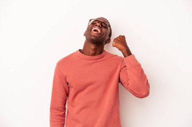 Genç Afrikalı Amerikalı adam beyaz arka planda izole edilmiş zafer, tutku ve coşkuyu kutluyor, mutlu bir ifade..