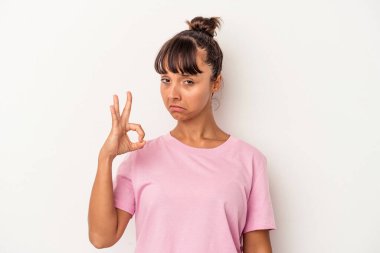 Beyaz arka planda izole edilmiş genç bir ırk kadını göz açıp kapayıncaya kadar elinde iyi bir el hareketi tutuyor..