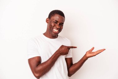 Beyaz arka planda izole edilmiş genç Afro-Amerikalı adam Palm 'da bir fotokopi alanı tutarken heyecanlı..