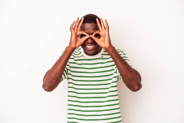 Genç Afro-Amerikalı adam beyaz arka planda izole edilmiş. Heyecanlı..