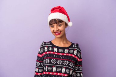 Mor arka planda izole edilmiş, mutlu, gülümseyen ve neşeli bir şekilde Noel 'i kutlayan genç ırk kadını..