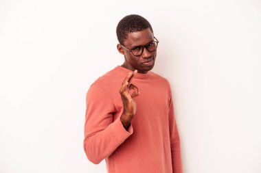 Beyaz arka planda izole edilmiş genç bir Afrikalı Amerikalı göz açıp kapayıncaya kadar iyi bir jest yapıyor..