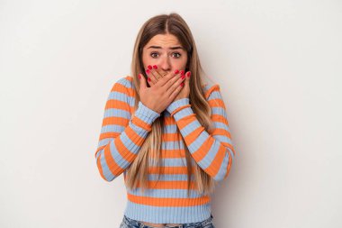 Beyaz arka planda izole edilmiş genç bir Rus kadın elleri endişeli bir şekilde ağzını kapatıyor..