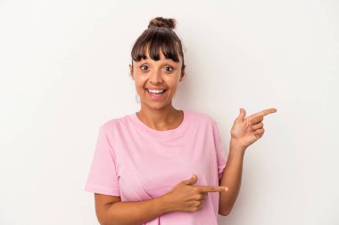 Beyaz arka planda izole edilmiş genç, melez bir kadın işaret parmağıyla işaret ederek heyecanlanıyor..