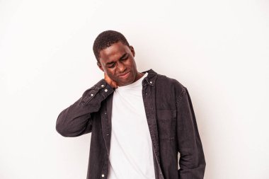 Beyaz arka planda izole edilmiş genç Afrikalı Amerikalı bir adam stresten dolayı boynu ağrıyor, masaj yapıyor ve elle dokunuyor..