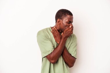 Beyaz arka planda izole edilmiş genç Afrikalı Amerikalı bir adam virüs ya da enfeksiyon yüzünden boğazında acı çekiyor..