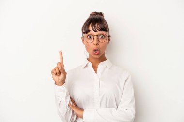 Genç melez iş kadını beyaz arka planda izole edilmiş. Harika bir fikri var. Yaratıcılık kavramı..