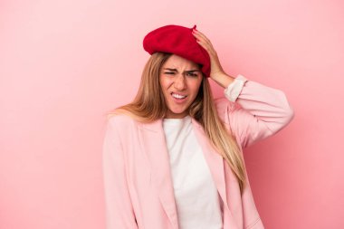 Pembe arka planda soyutlanmış genç bir Rus kadın. Kendinden emin ve kararlı bir şekilde kollarını kavuşturuyor..