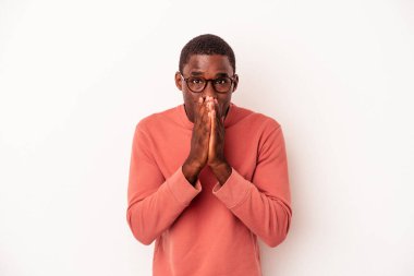 Genç Afrikalı Amerikalı adam beyaz arka planda izole edilmiş ağzı kapalı ve elleri endişeli görünüyor..