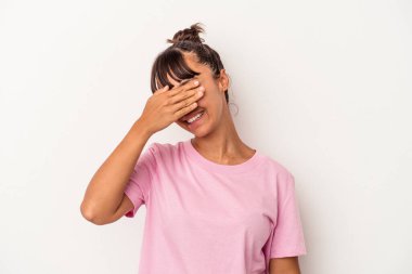 Beyaz arka planda soyutlanmış genç melez bir kadın ellerini başının üstünde tutarak neşeyle gülüyor. Mutluluk kavramı.