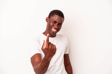 Beyaz arka planda izole edilmiş genç Afro-Amerikalı adam sanki seni davet ediyormuş gibi parmağıyla işaret ediyor..