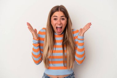 Beyaz arka planda zaferi ya da başarıyı kutlayan genç Rus kadın şaşırdı ve şok oldu..