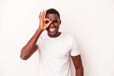 Genç Afro-Amerikalı adam beyaz arka planda izole edilmiş. Heyecanlı..
