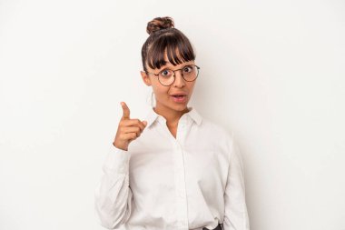 Genç melez iş kadını beyaz arka planda izole edilmiş bir fikir, ilham konsepti var..