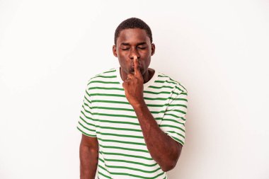 Beyaz arka planda izole edilmiş genç Afrikalı Amerikalı bir adam ya sır saklıyor ya da sessizlik istiyor..
