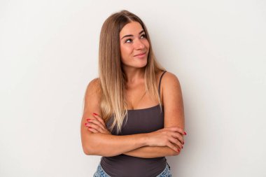 Beyaz arka planda izole edilmiş genç Rus kadın hedeflere ve amaçlara ulaşma hayali kuruyor.