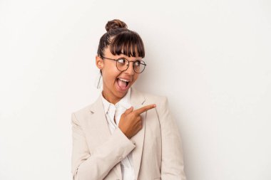 Beyaz arka planda soyutlanmış genç melez bir kadın. Gülümsüyor, neşeli ve keyifli görünüyor..