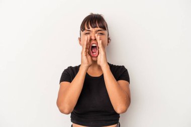 Genç melez kadın, beyaz arka planda izole edilmiş, heyecanlı bir şekilde bağırıyor..