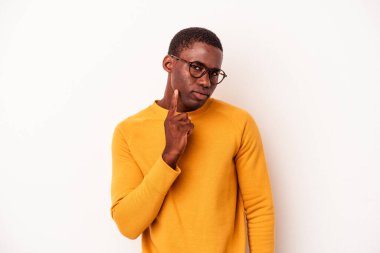 Beyaz arka planda izole edilmiş genç Afrikalı Amerikalı bir numara parmağıyla.