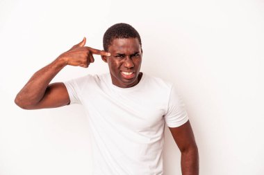 Beyaz arka planda izole edilmiş genç bir Afrikalı Amerikalı işaret parmağıyla hayal kırıklığı jesti yapıyor..