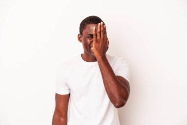 Beyaz arka planda izole edilmiş, yüzünün yarısını avuç içiyle örterek eğlenen Afrikalı genç bir Amerikalı..