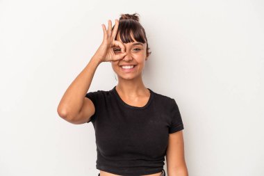 Genç melez kadın, beyaz arka planda izole edilmiş. Heyecanlı..