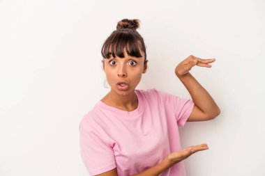 Beyaz arka planda izole edilmiş genç bir ırk kadını elleri arasında bir kopya alanı tutarken şok ve şaşkınlık yaşadı..