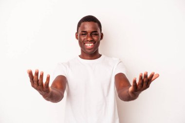 Beyaz arka planda izole edilmiş genç bir Afrikalı Amerikalı hoş bir ifade sergiliyor..