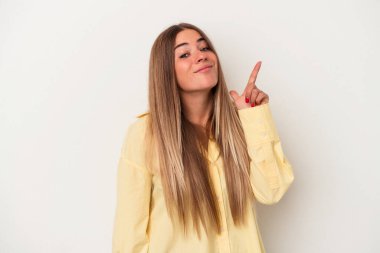 Beyaz arka planda izole edilmiş genç Rus kadın bir numarayı parmağıyla gösteriyor..