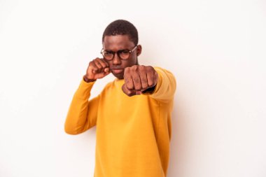 Beyaz arka planda izole edilmiş genç Afro-Amerikalı bir adam bir tartışma yüzünden yumruk, öfke ve kavga atıyor..