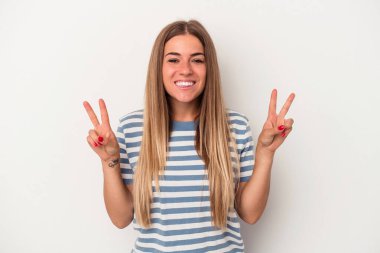 Beyaz arka planda izole edilmiş genç Rus kadın gülümsüyor, parmaklarını ağıza doğrultuyor..