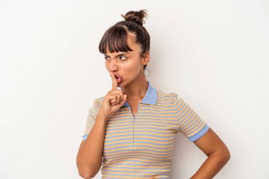 Beyaz arka planda soyutlanmış genç melez bir kadın ya sır saklıyor ya da sessizlik istiyor..