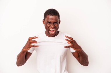 Beyaz arka planda izole edilmiş genç Afrikalı Amerikalı adam gergin elleriyle çığlık atıyor..