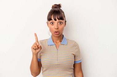 Beyaz arka planda izole edilmiş, ağzı açık, üst tarafı gösteren genç melez bir kadın..