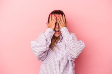 Genç Rus kadın pembe arka planda izole edilmiş, sabit yaşam tarzından dolayı boyun ağrısı çekiyor..