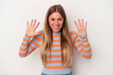 Beyaz arka planda izole edilmiş genç Rus kadın on numarayı elleriyle gösteriyor..