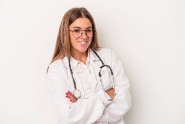 Genç doktor Rus kadın beyaz arka planda izole edilmiş gülüyor ve eğleniyor..
